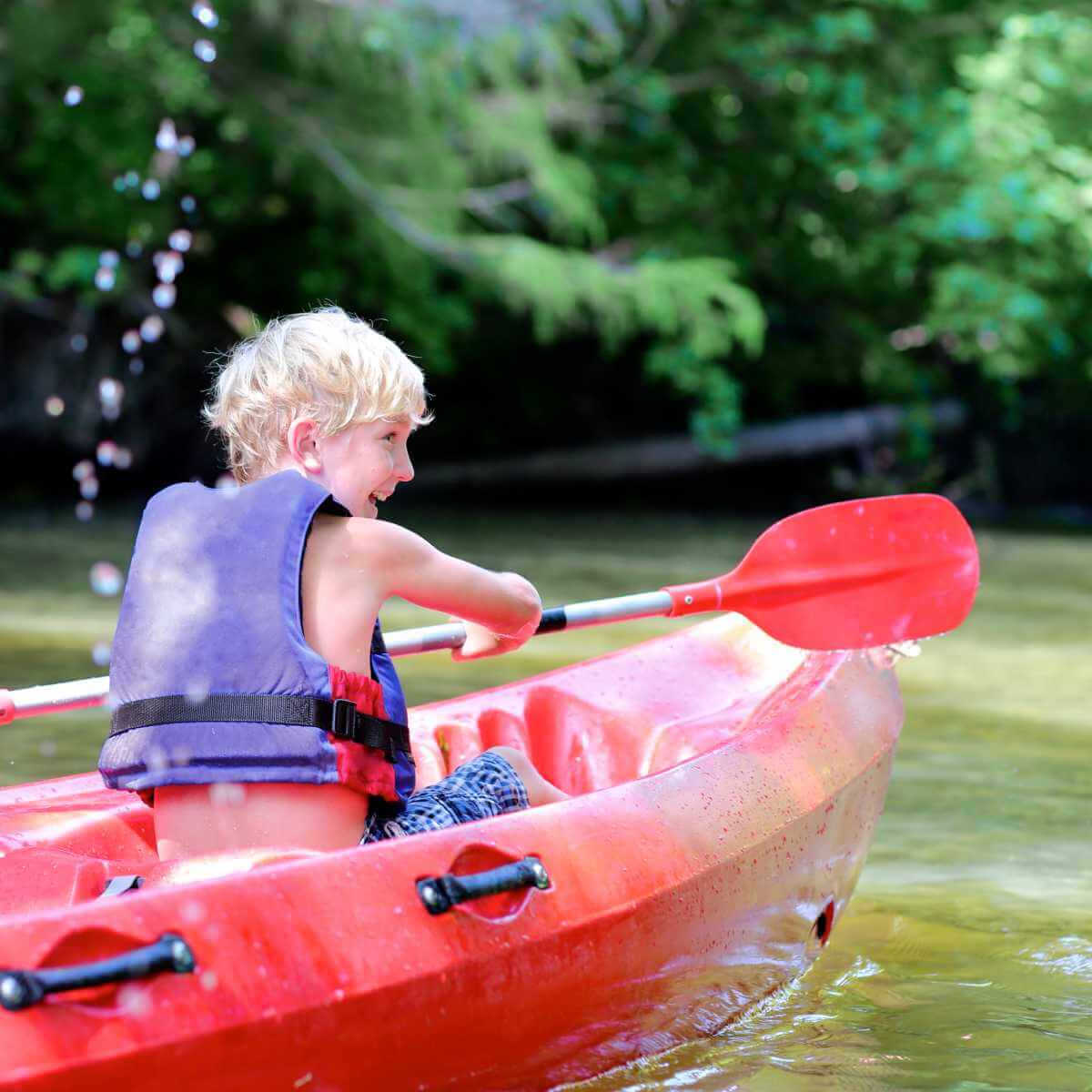 Imagen de chico en kayak